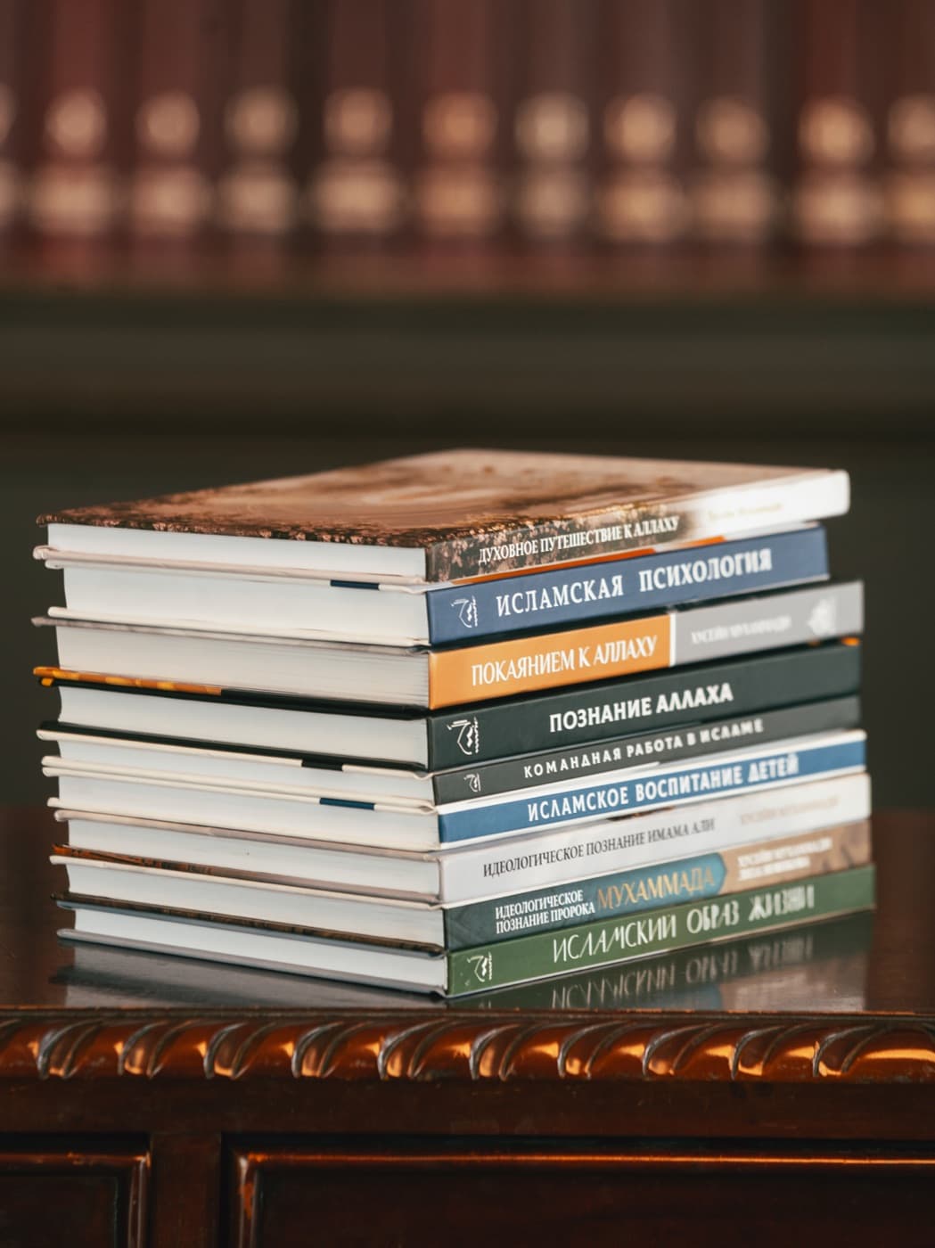 Стопка изданных книг школы «Маариф»