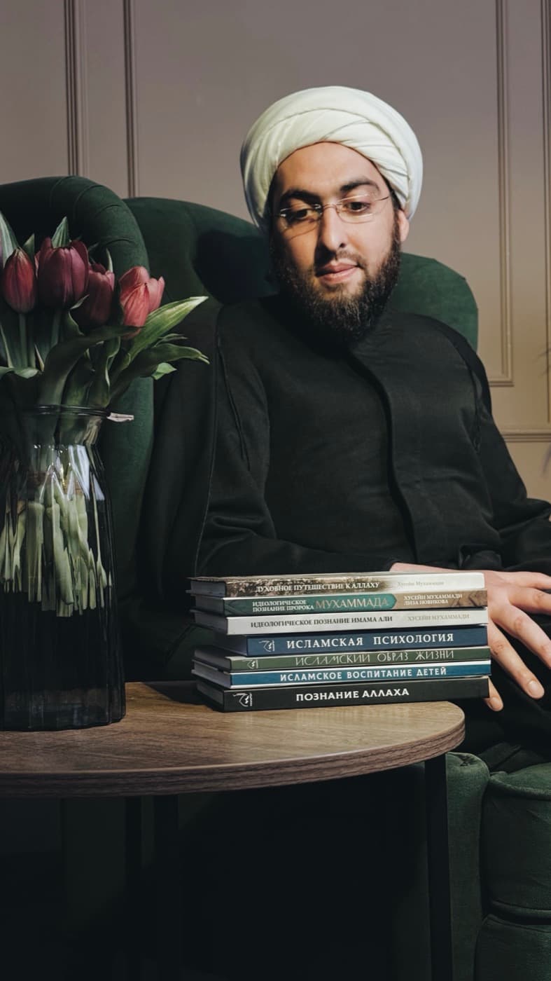 Учитель Хусейн с изданными книгами школы «Маариф»